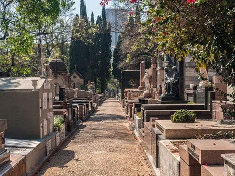 Quanto custa morrer em SP? Caixão que subiu para R$ 695 pode ir a R$ 157
